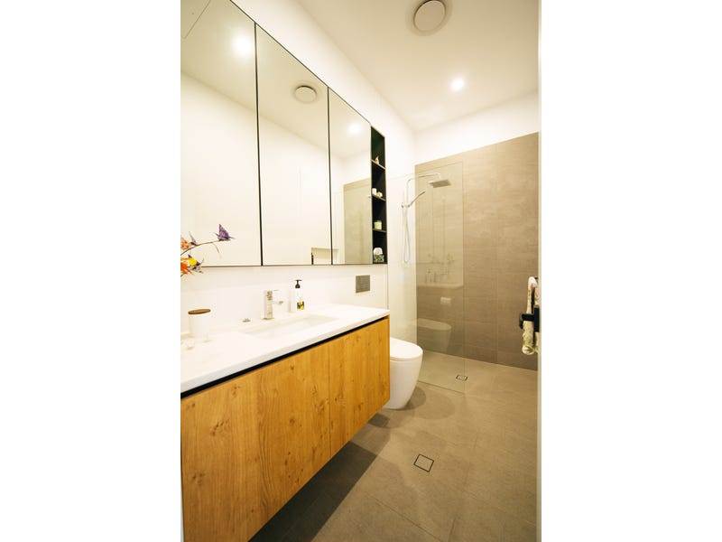 EXECUTIVE *FREEHOLD RESIDENCE 20