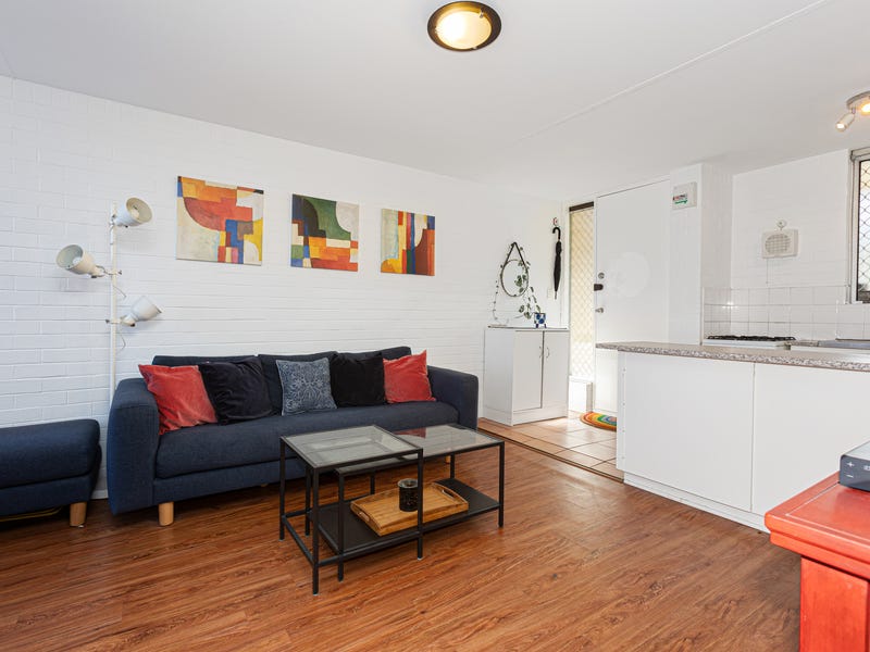 Charming 2 Bedroom& 1Bath Apartment in Great Location- UNDER OFFER
