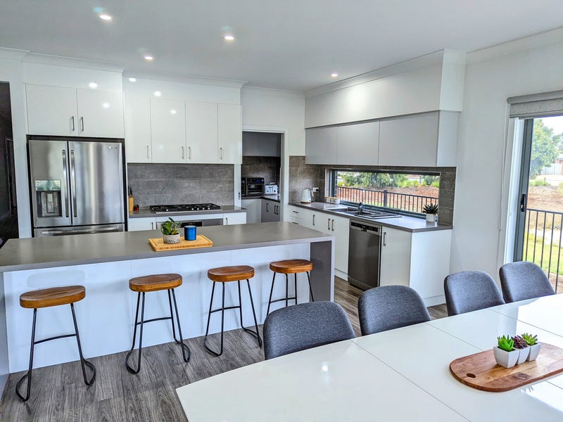Large modern home Golf course 24