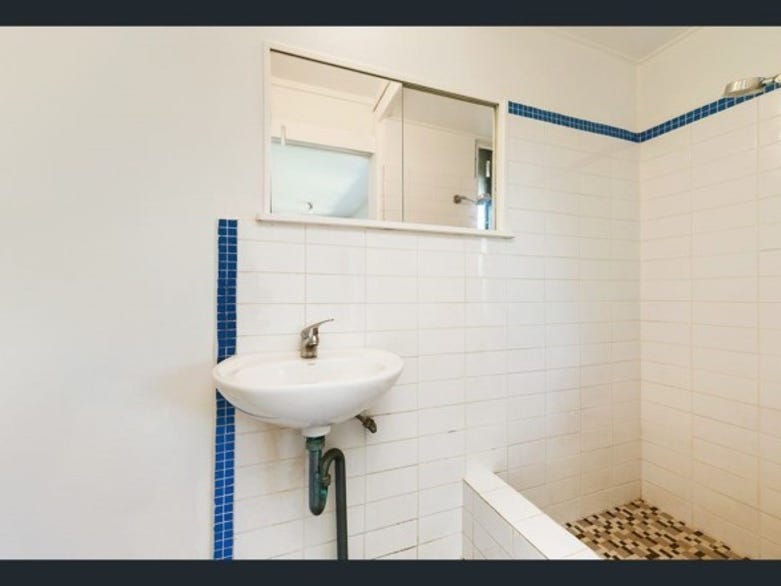 SPACIOUS ONE BEDROOM APARTMENT 4