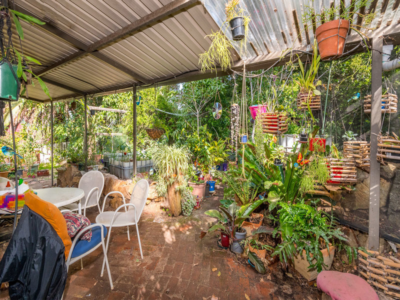Character home within suburban jungle 20