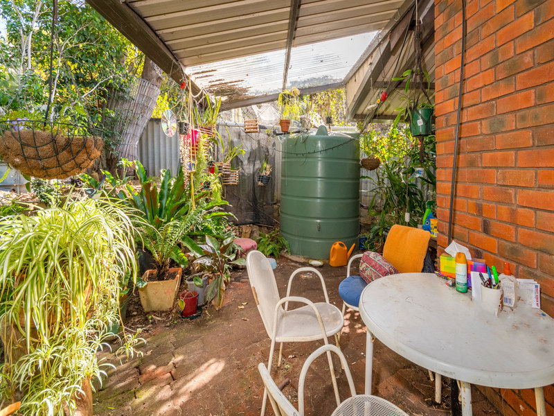 Character home within suburban jungle 21