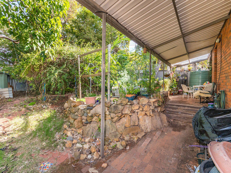 Character home within suburban jungle 25