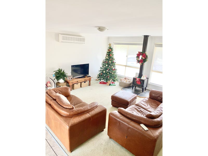Beautiful home in quiet cul 7