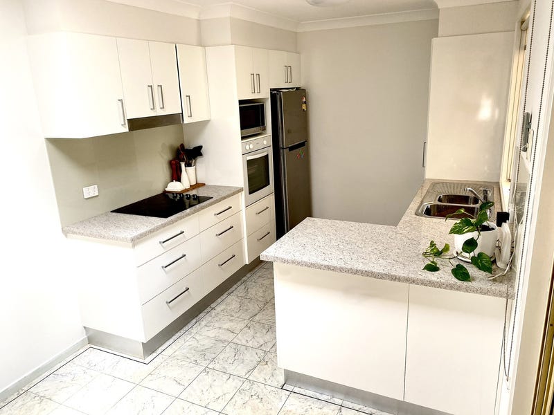 Beautiful home in quiet cul 12