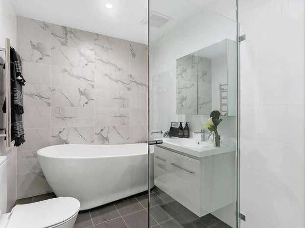 FOR SALE  Multi-level Terrace 7