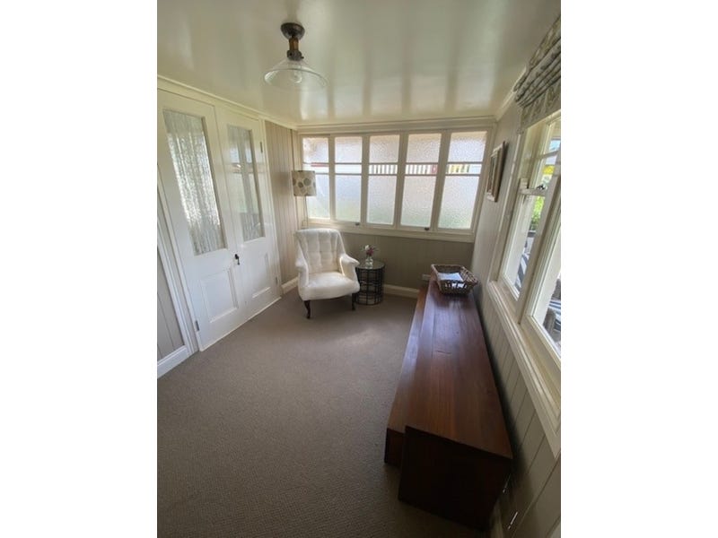 Offers above $865,000 16