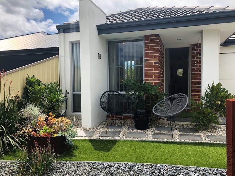Couples Retreat in Corimbia Estate 35