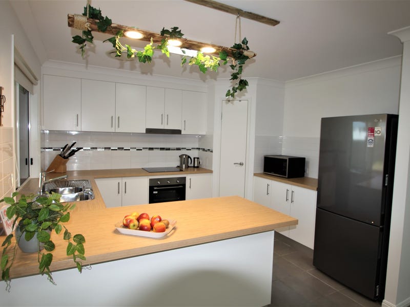 BEAUTIFUL LOCATION! SIDE ACCESS. 2