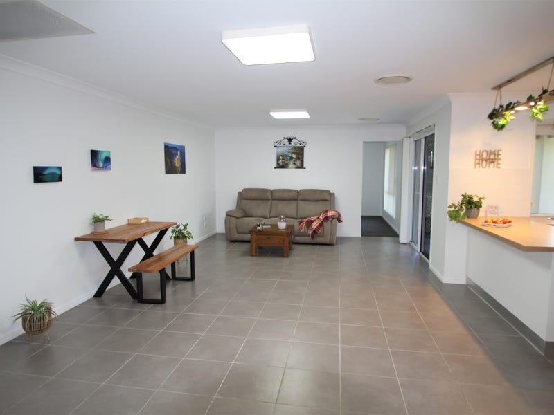 BEAUTIFUL LOCATION! SIDE ACCESS. 4