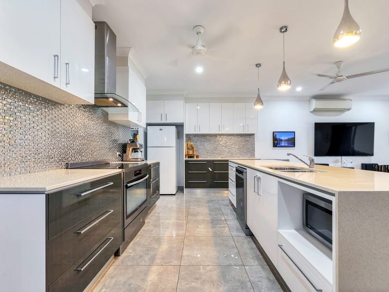 LARGE MODERN FAMILY HOME – 5