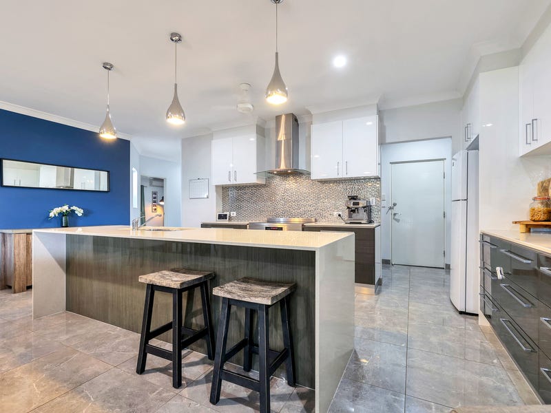 LARGE MODERN FAMILY HOME – 6