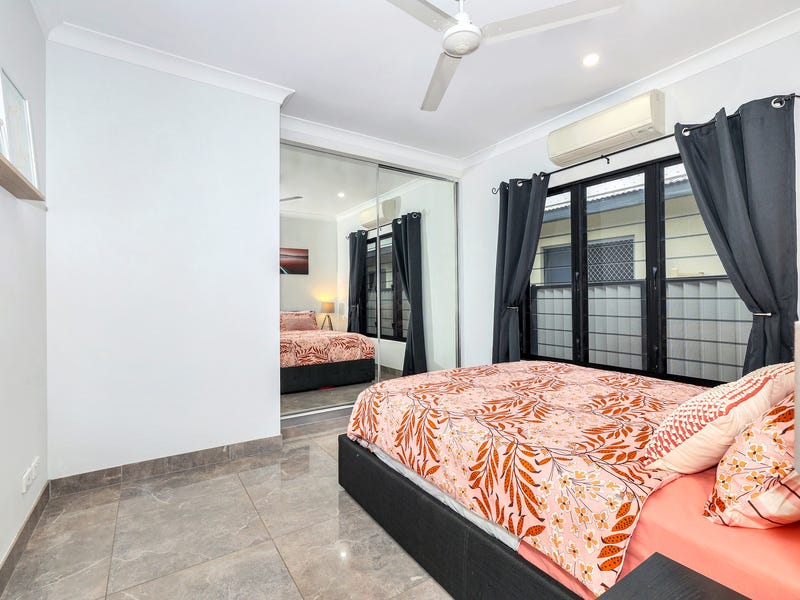 LARGE MODERN FAMILY HOME – 12