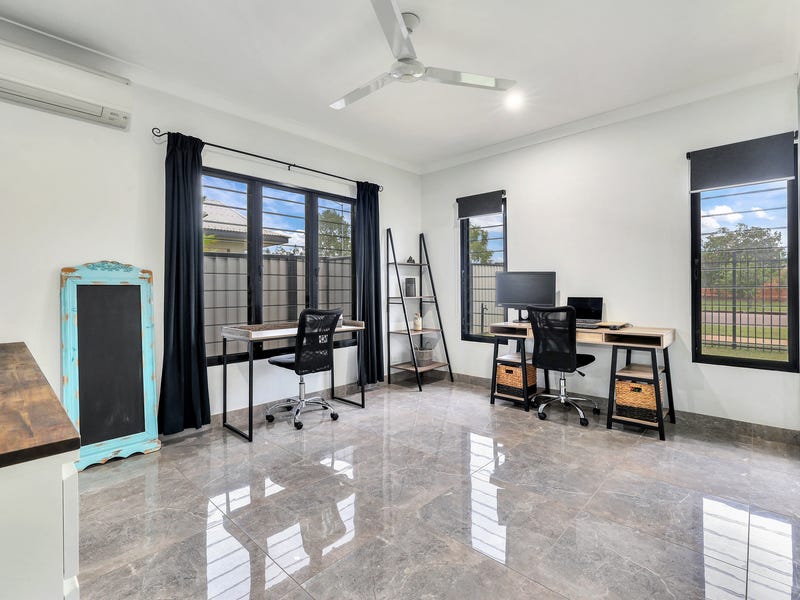 LARGE MODERN FAMILY HOME – 14