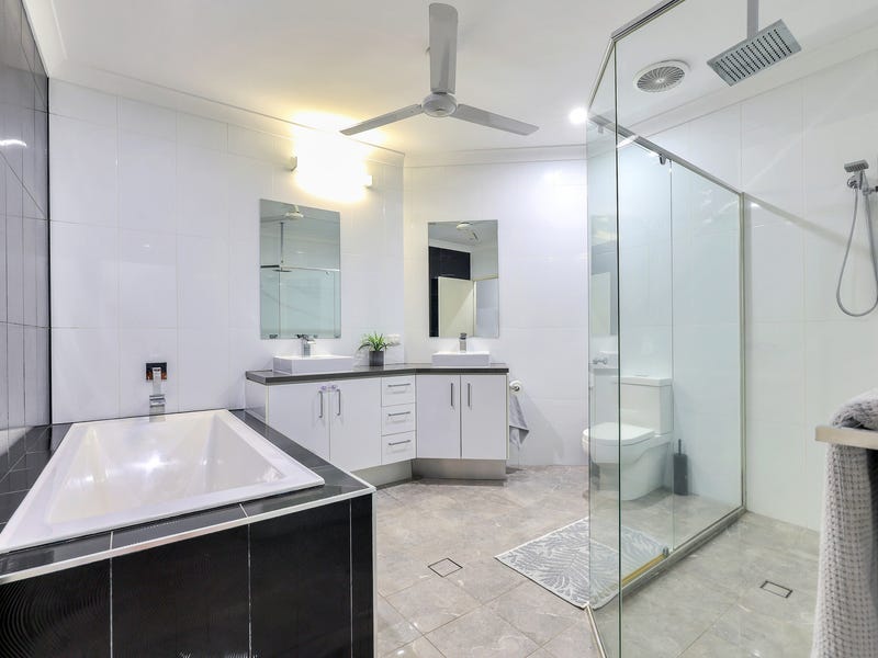 LARGE MODERN FAMILY HOME – 15