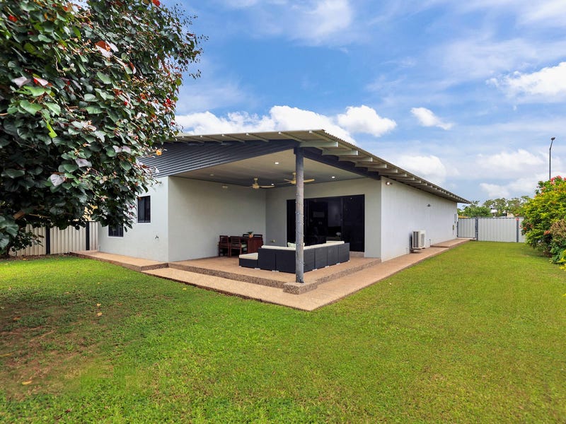 LARGE MODERN FAMILY HOME – 19