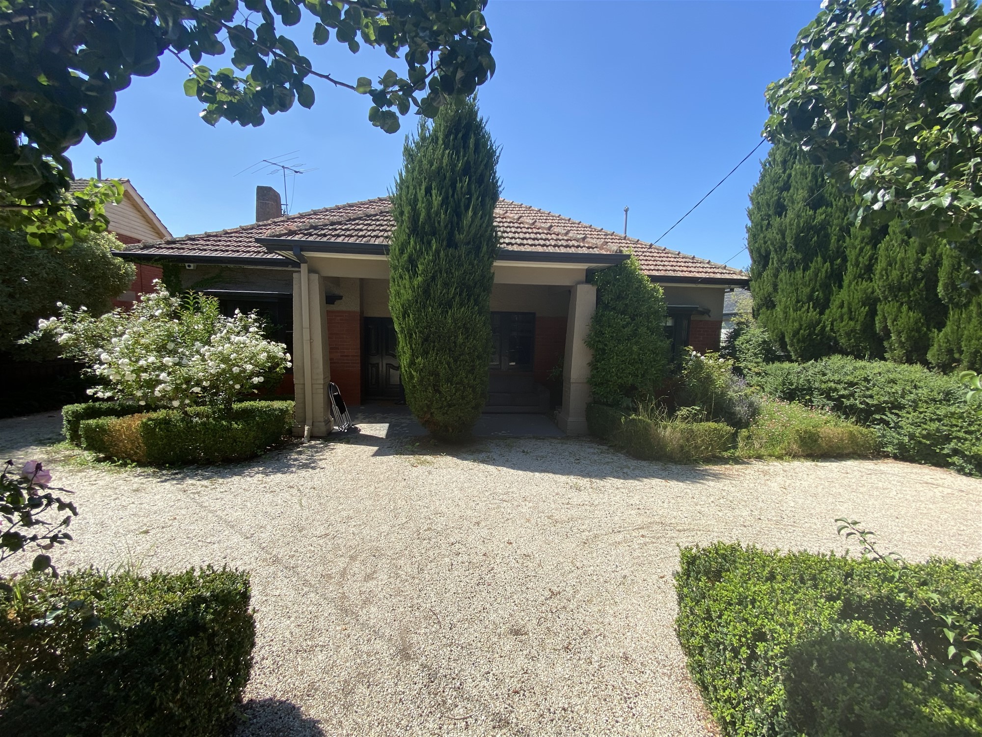 5BR house in a great Location near Train in Glen Iris Avail Now !