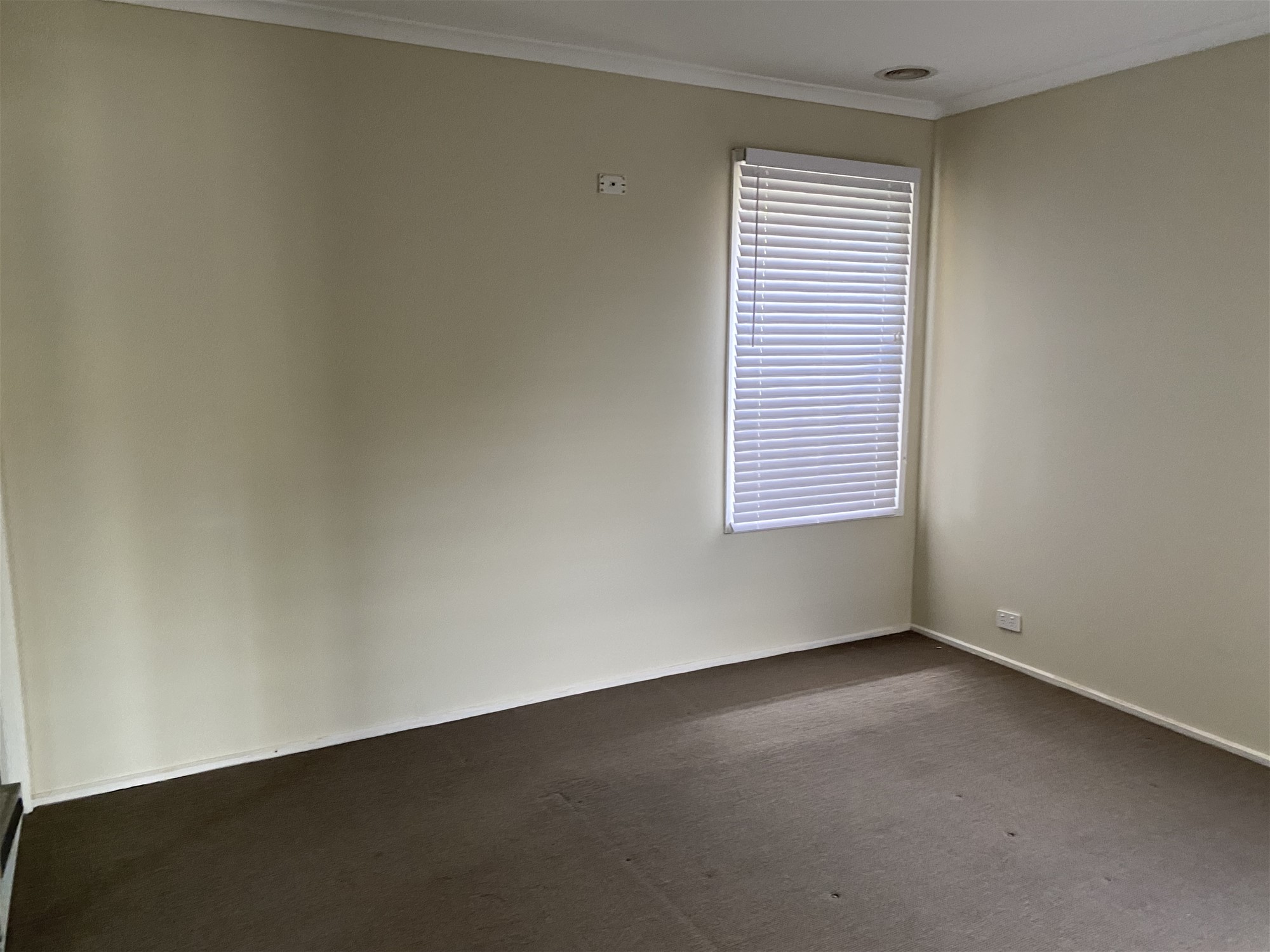 Close to Schools, Shops and 7