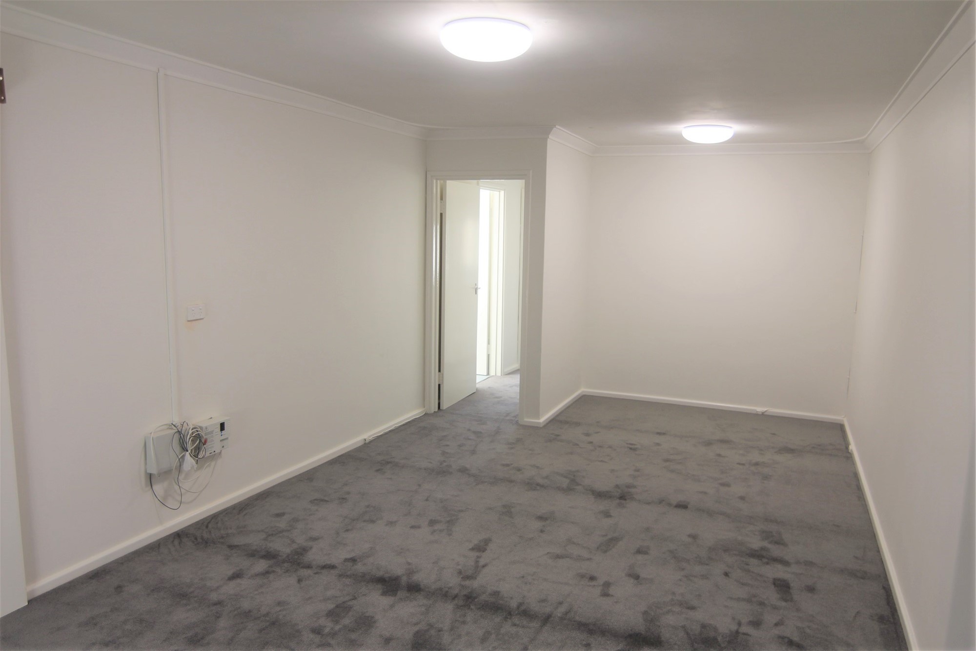 Clean and fresh 2 bed 1 bath duplex half in quiet street