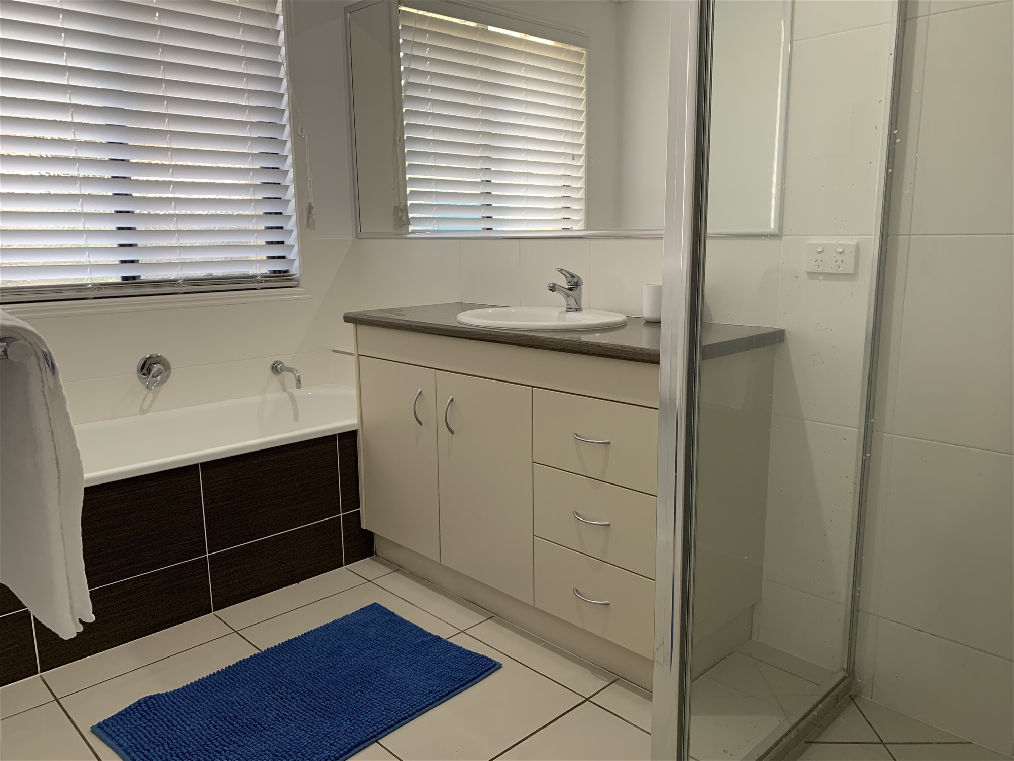 Modern Family Home, Sandstone Point 7