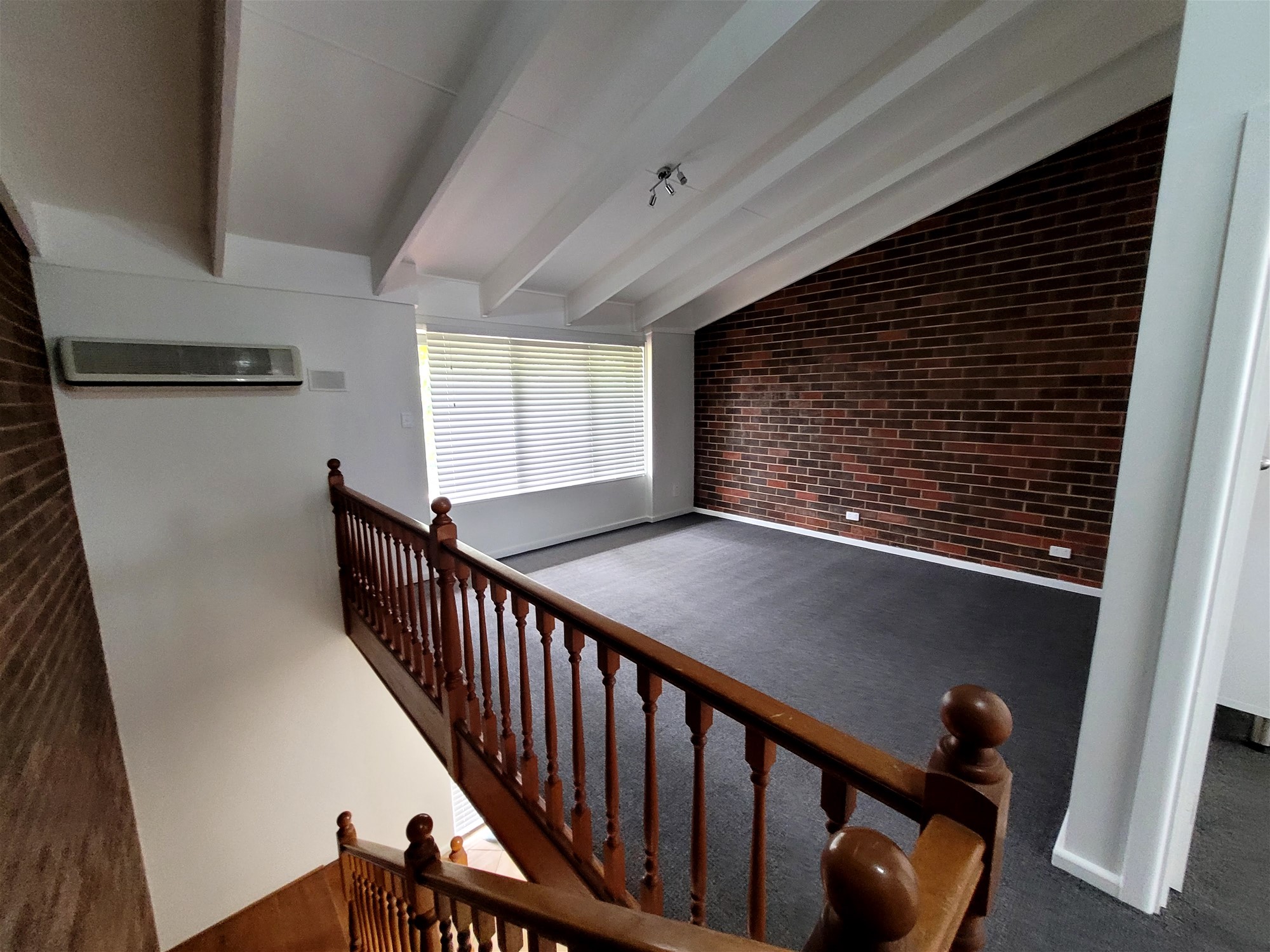 Location, location, location. Beautiful townhouse 8