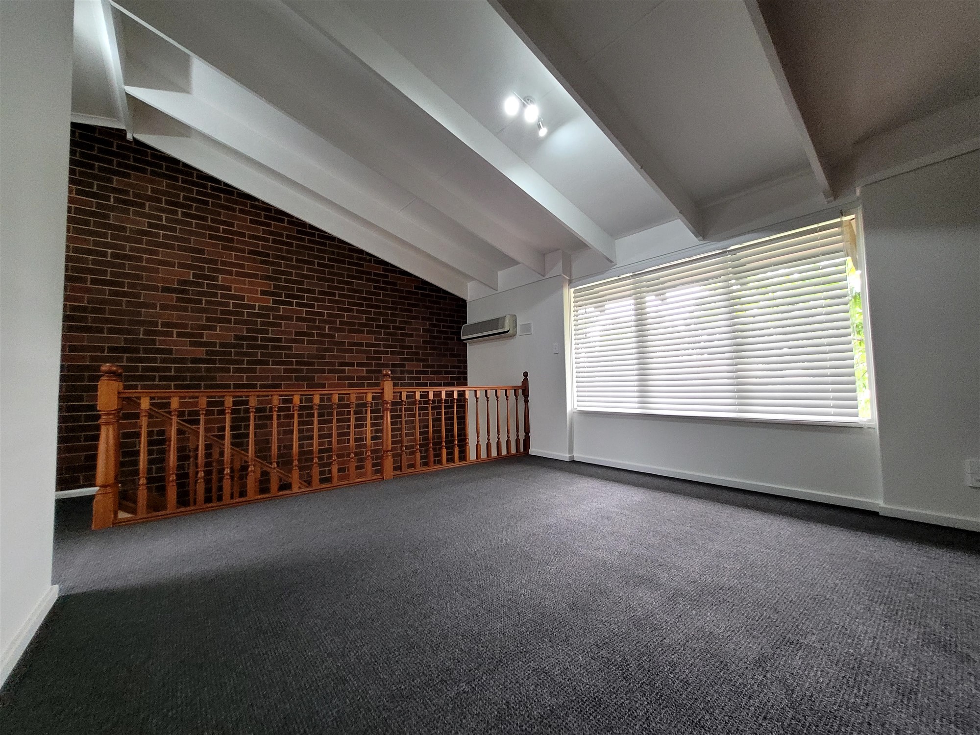 Location, location, location. Beautiful townhouse 9