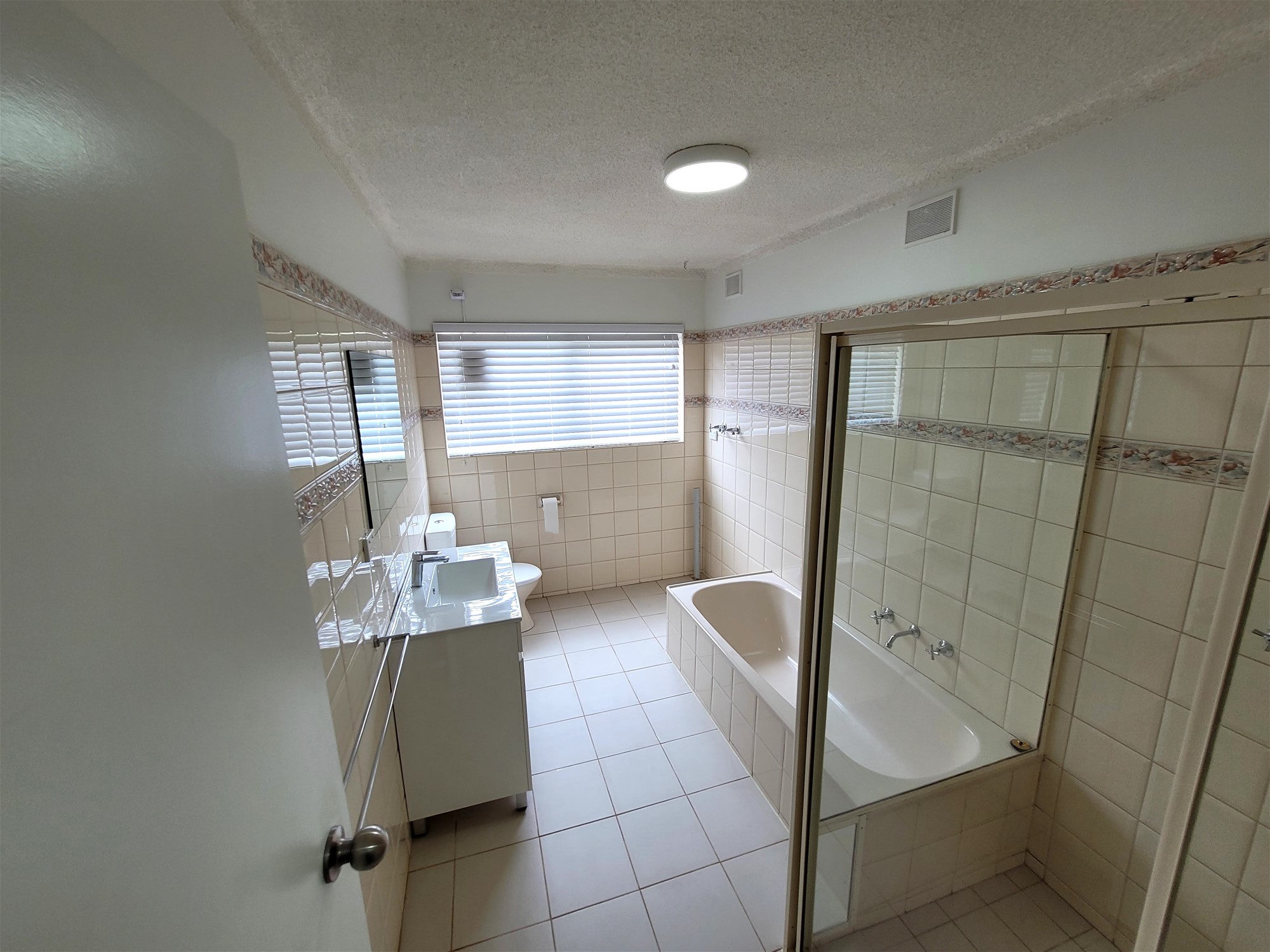 Location, location, location. Beautiful townhouse 14
