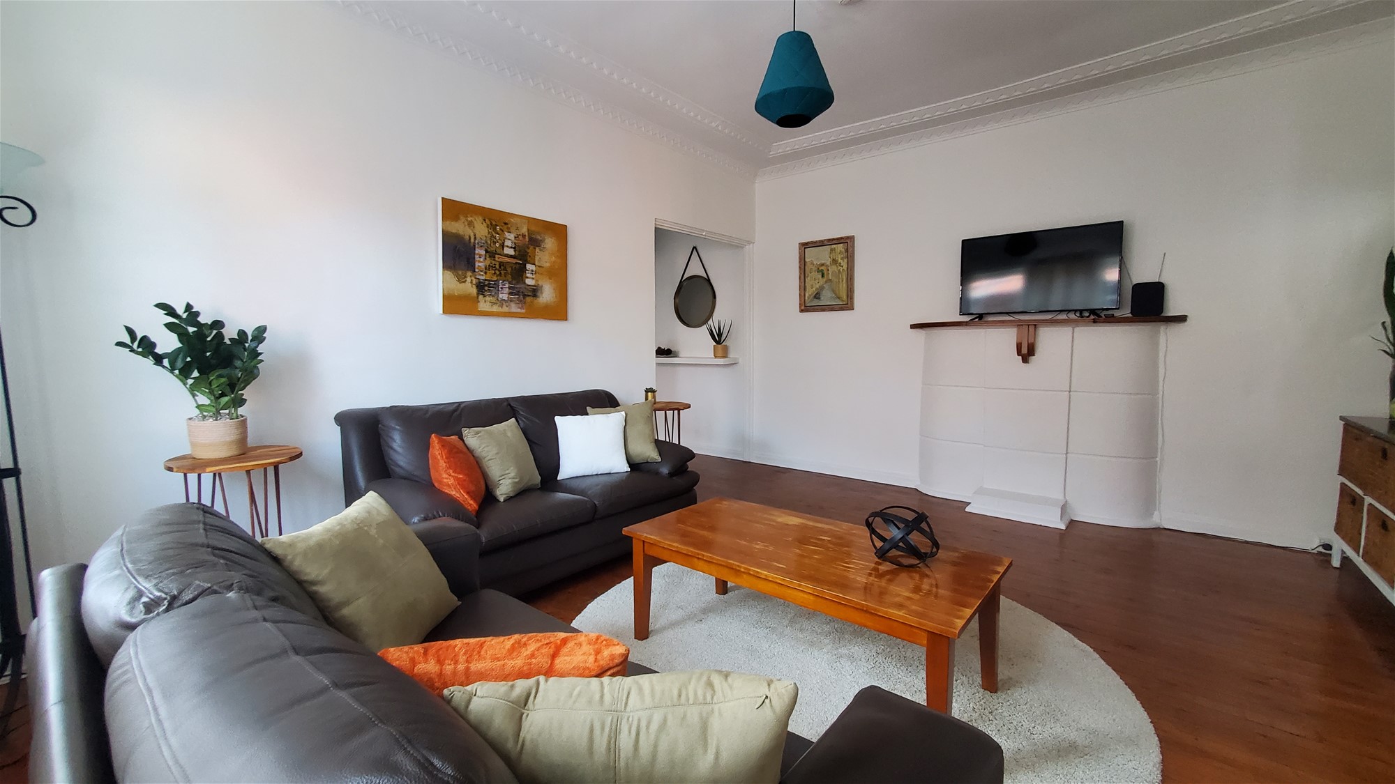 2 Bedroom Furnished or Unfurnished Top Floor Art Deco Apartment In Prime Location