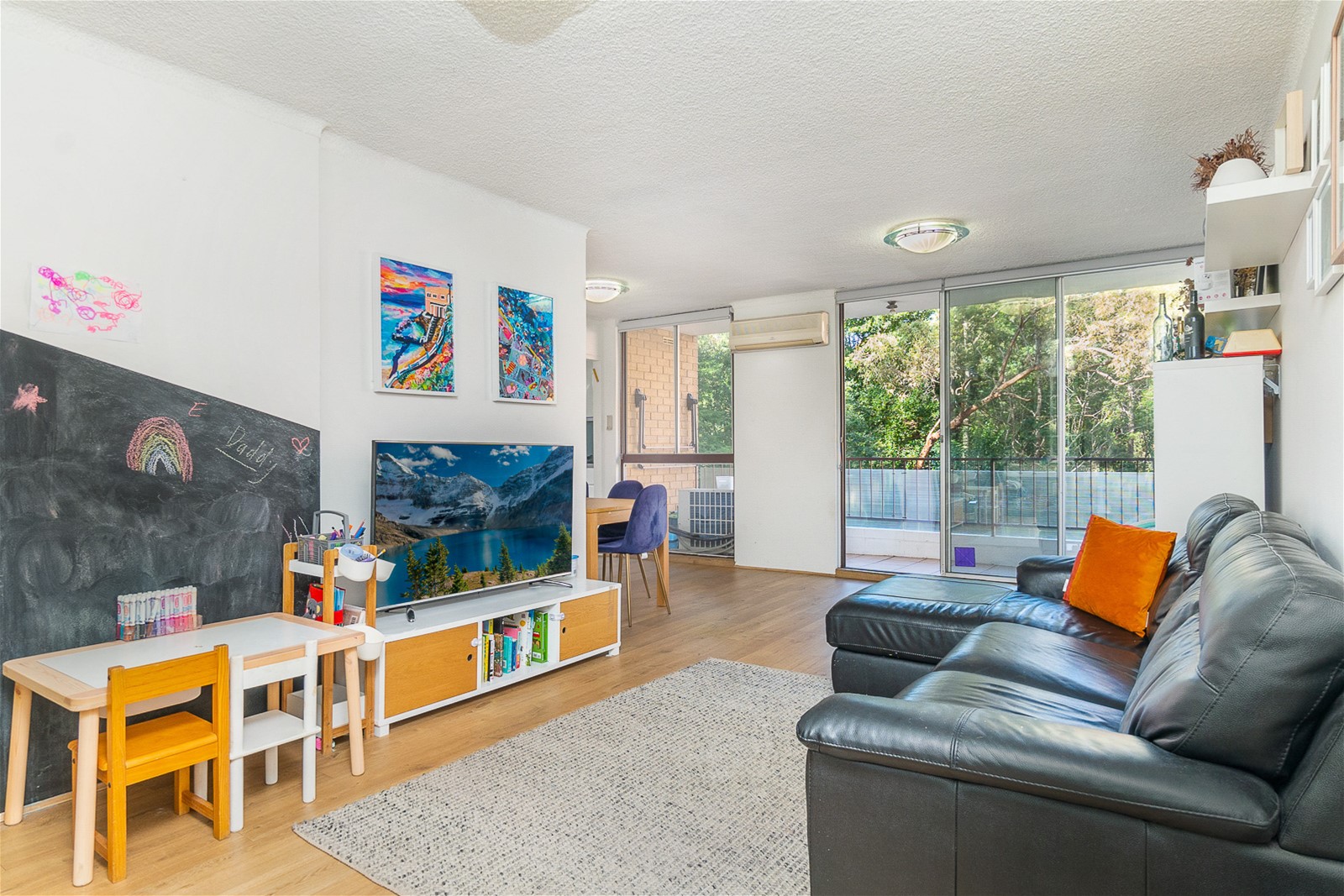 Spacious 2x Bedroom unit with parking