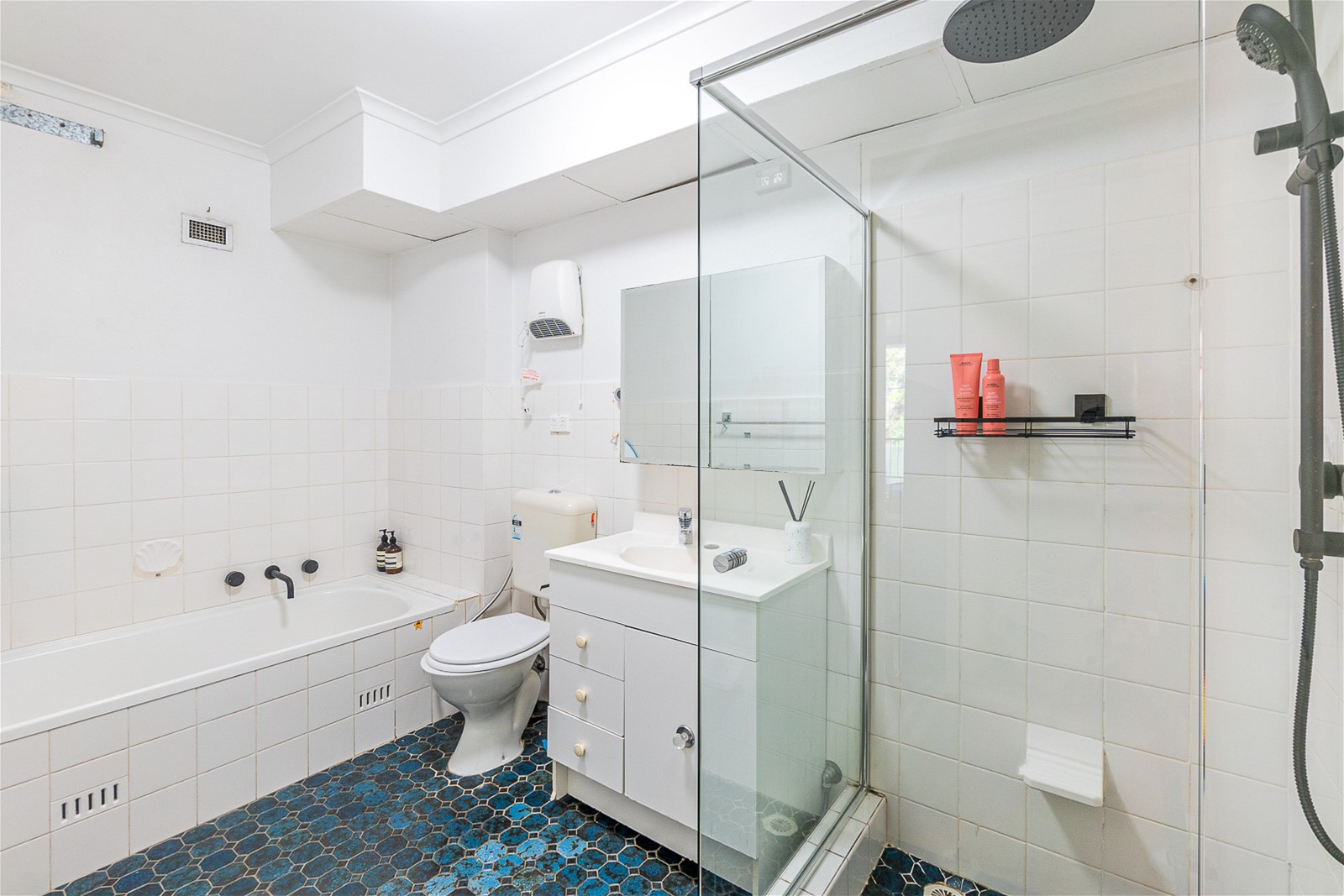 Spacious 2x Bedroom unit with 8
