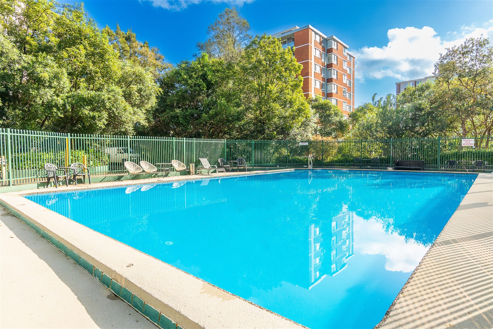 Spacious 2x Bedroom unit with 9
