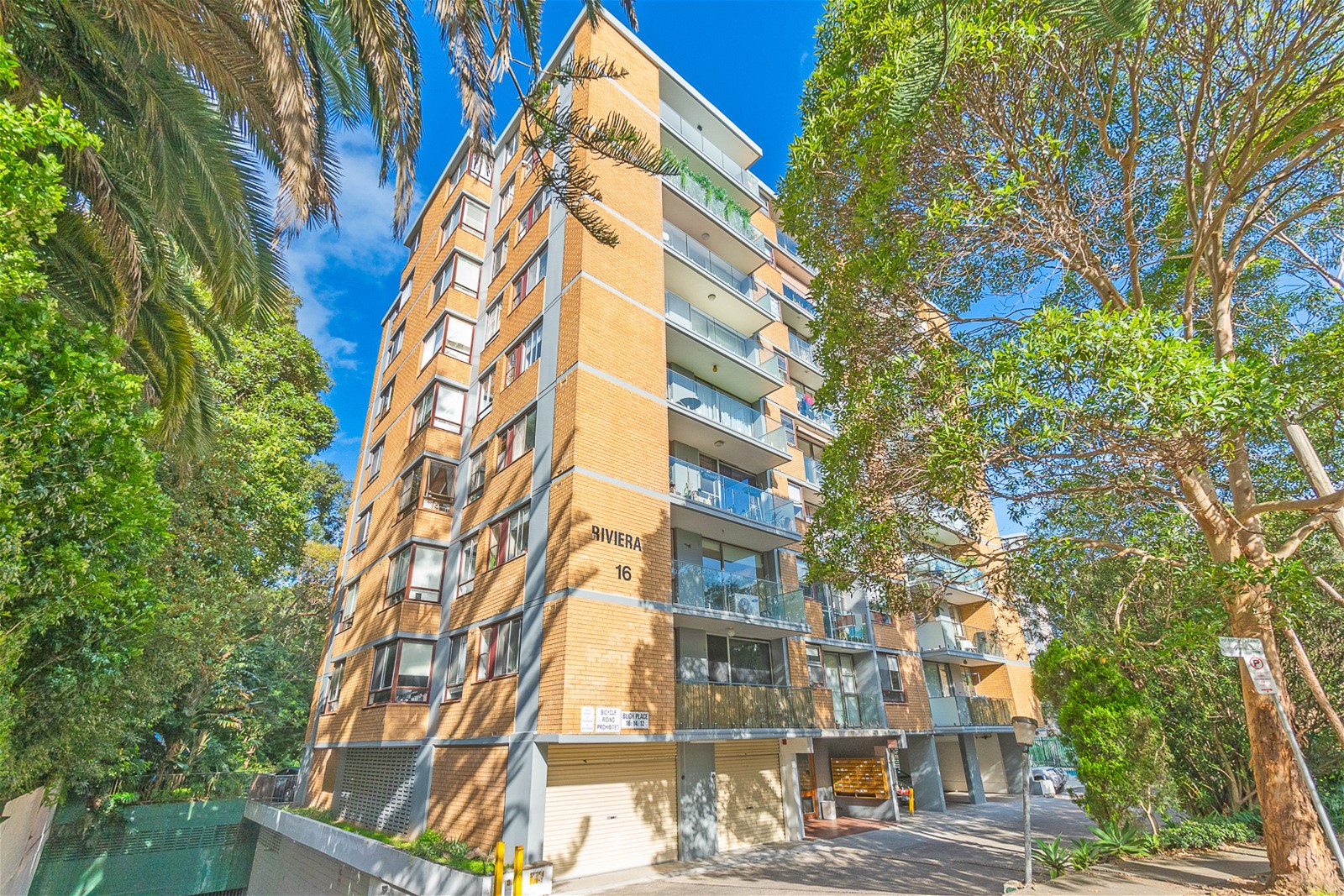 Spacious 2x Bedroom unit with 11