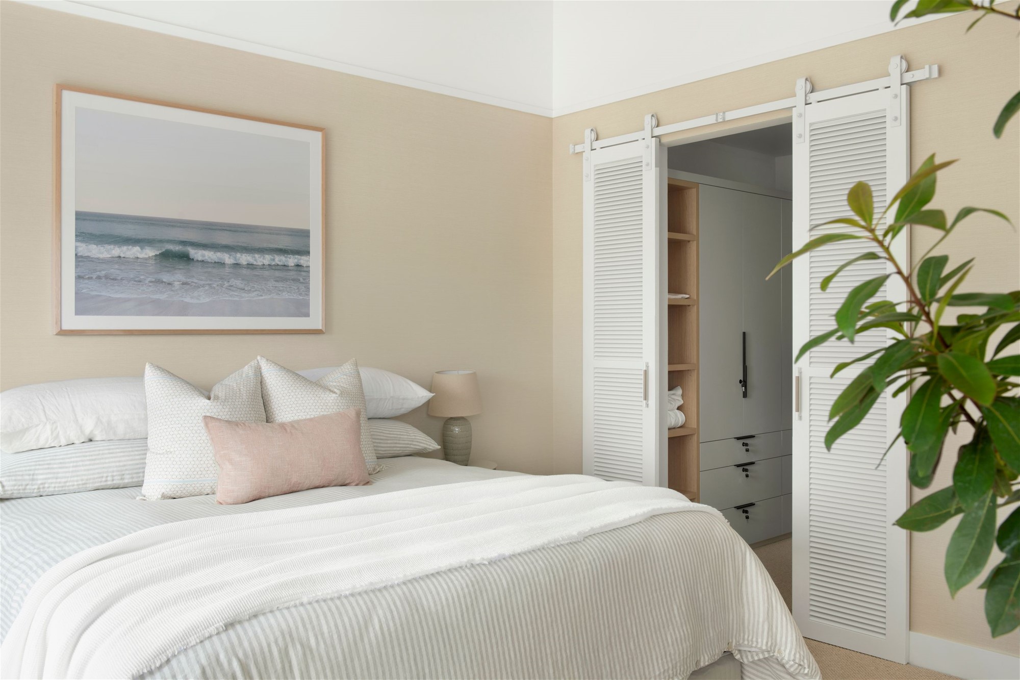 Fully furn-$1800 per week Bills 6