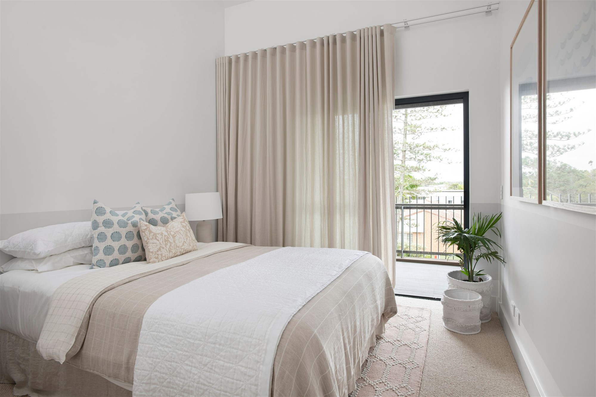 Fully furn-$1800 per week Bills 16
