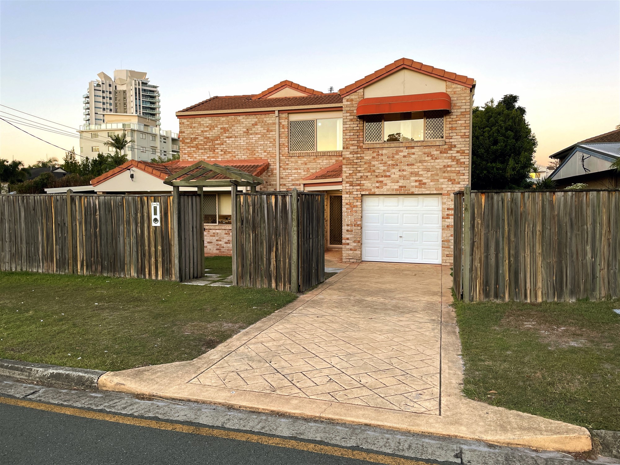 Spacious duplex, 200m from the Broadwater on a quiet street