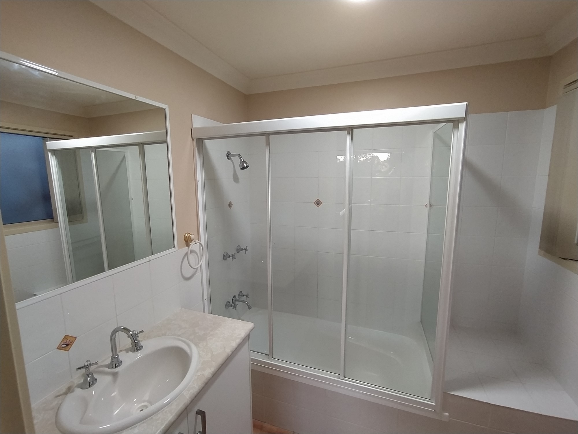 Spacious duplex, 200m from the 10