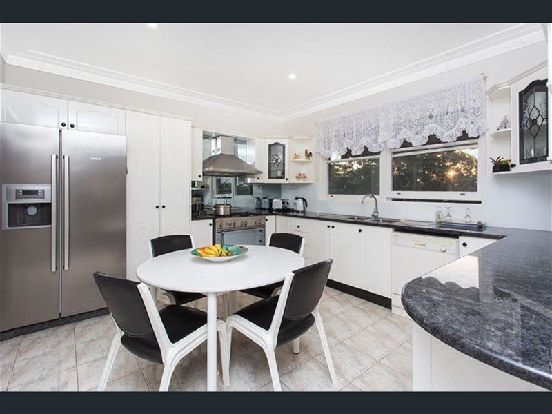 Bright Full brick 4 bedroom 2