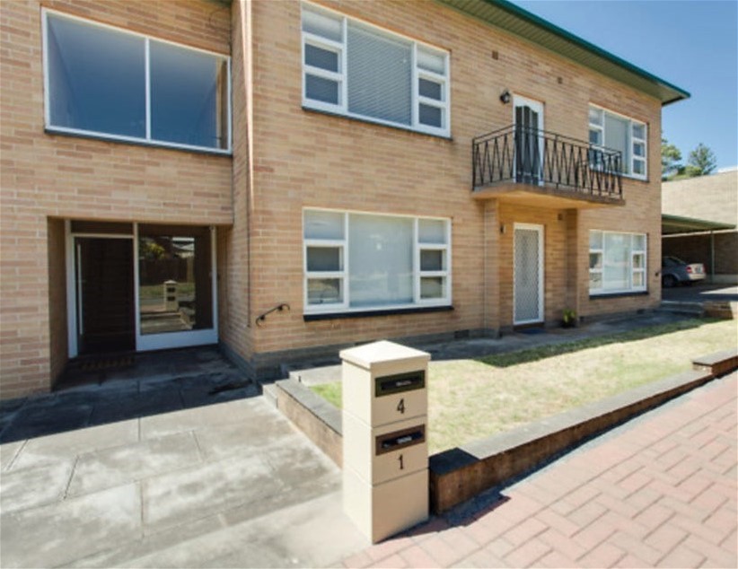 SPACIOUS FIRST FLOOR APARTMENT WITH 2