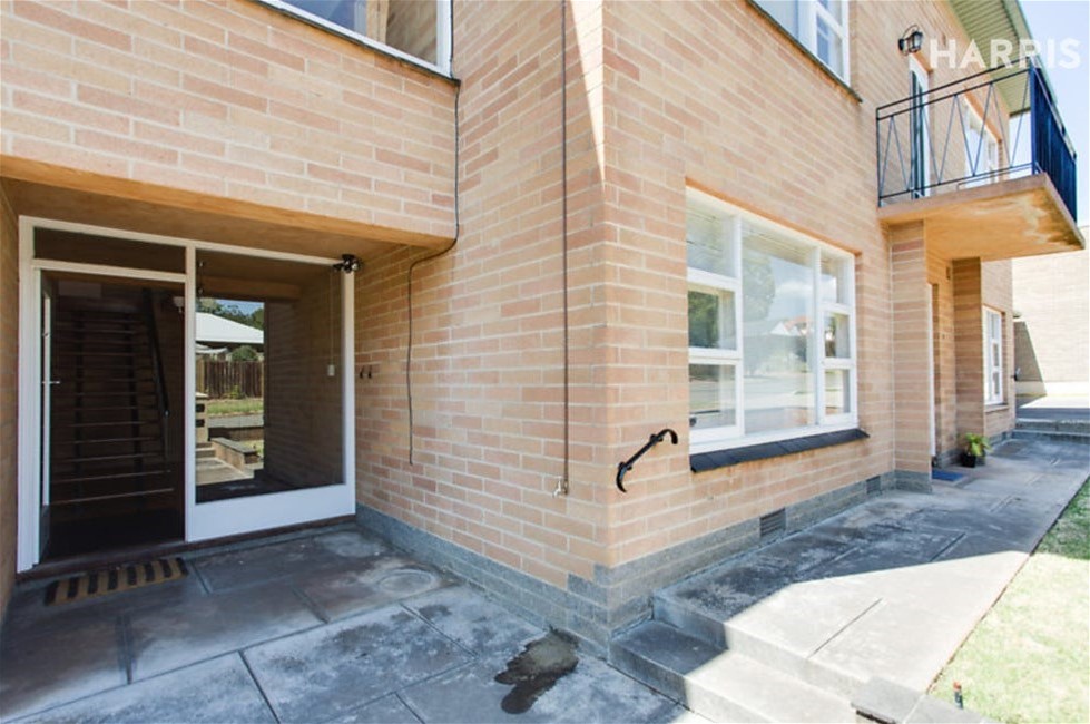 SPACIOUS FIRST FLOOR APARTMENT WITH 4