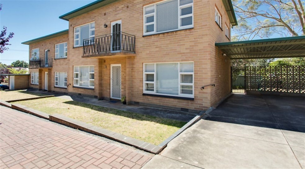 SPACIOUS FIRST FLOOR APARTMENT WITH 3
