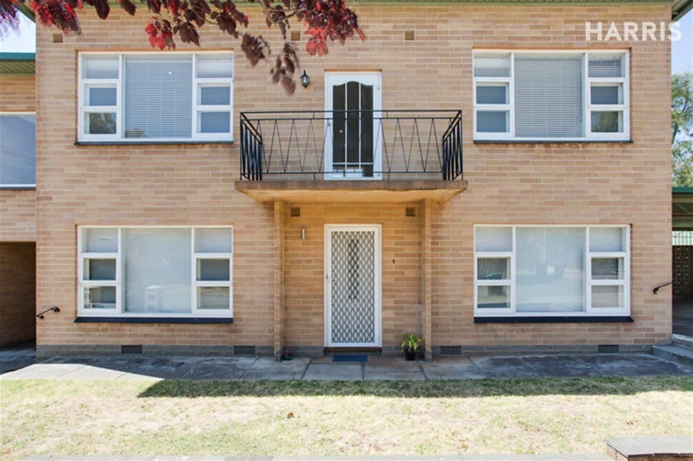 SPACIOUS FIRST FLOOR APARTMENT WITH GREAT NATURAL LIGHT AND HILLS VIEWS