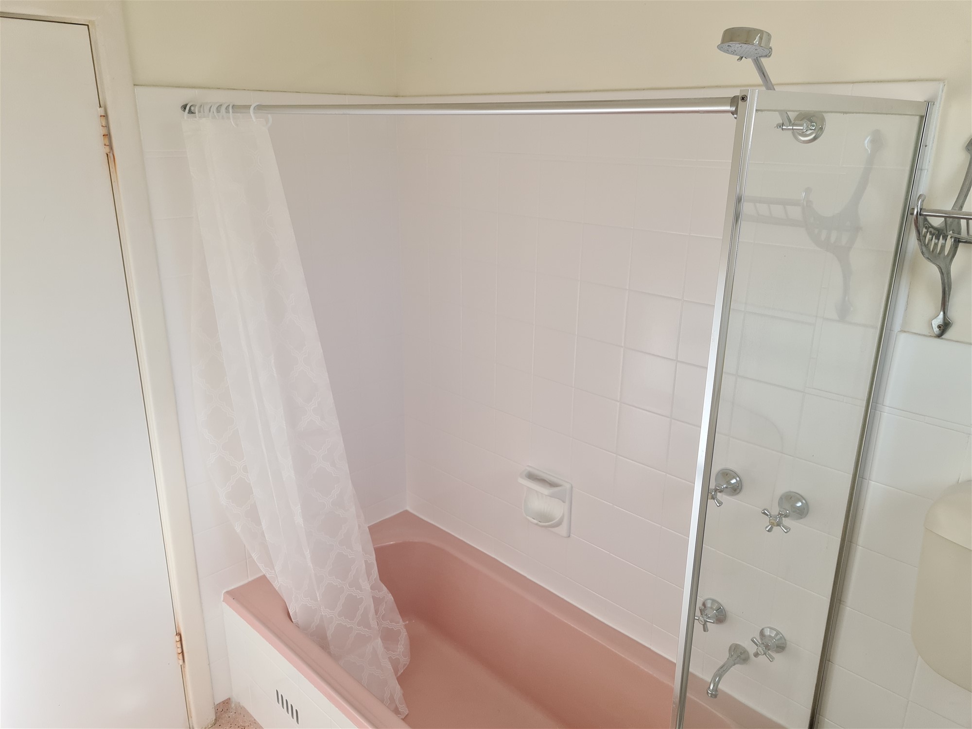 SPACIOUS FIRST FLOOR APARTMENT WITH 13