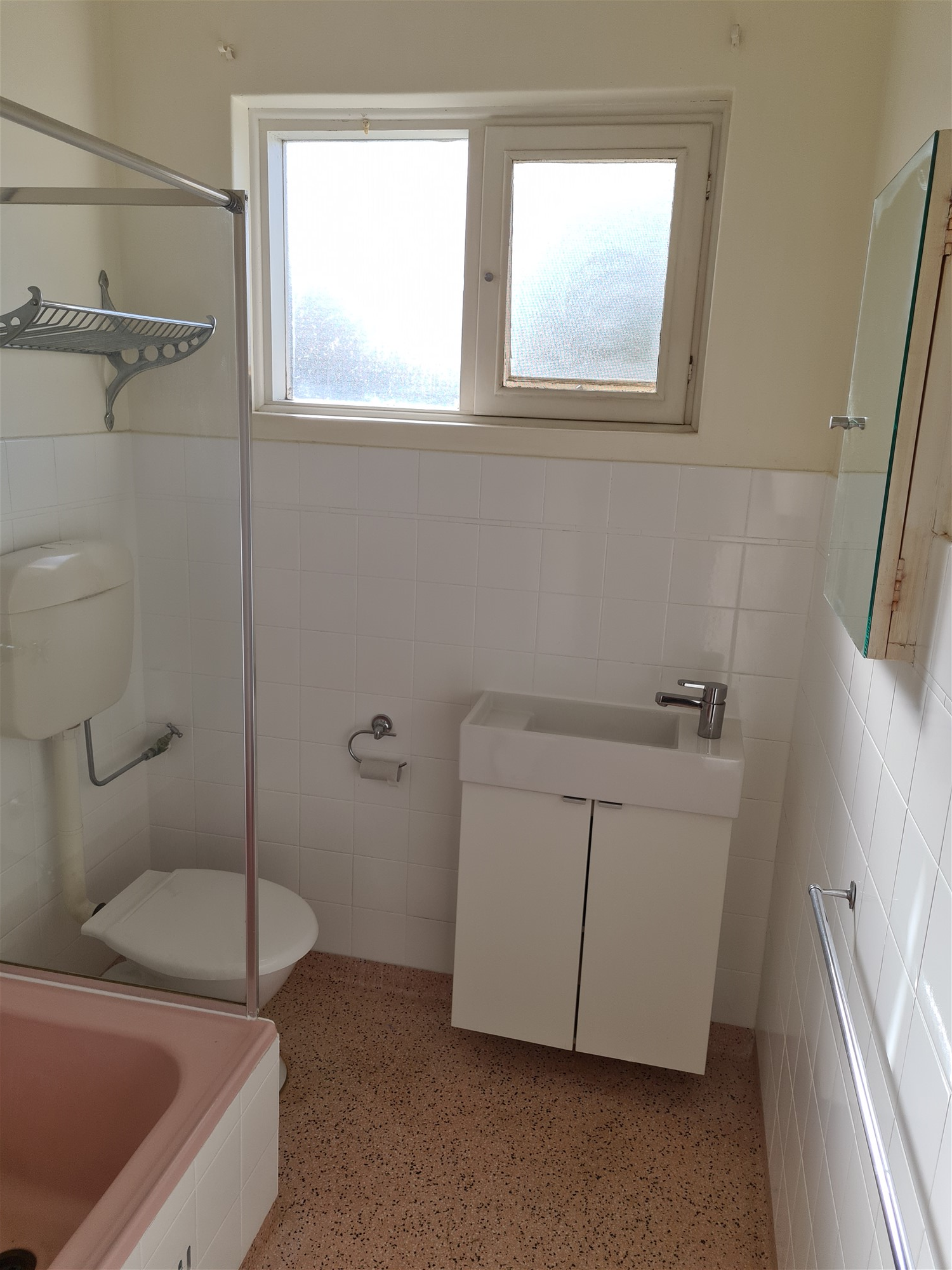 SPACIOUS FIRST FLOOR APARTMENT WITH 12