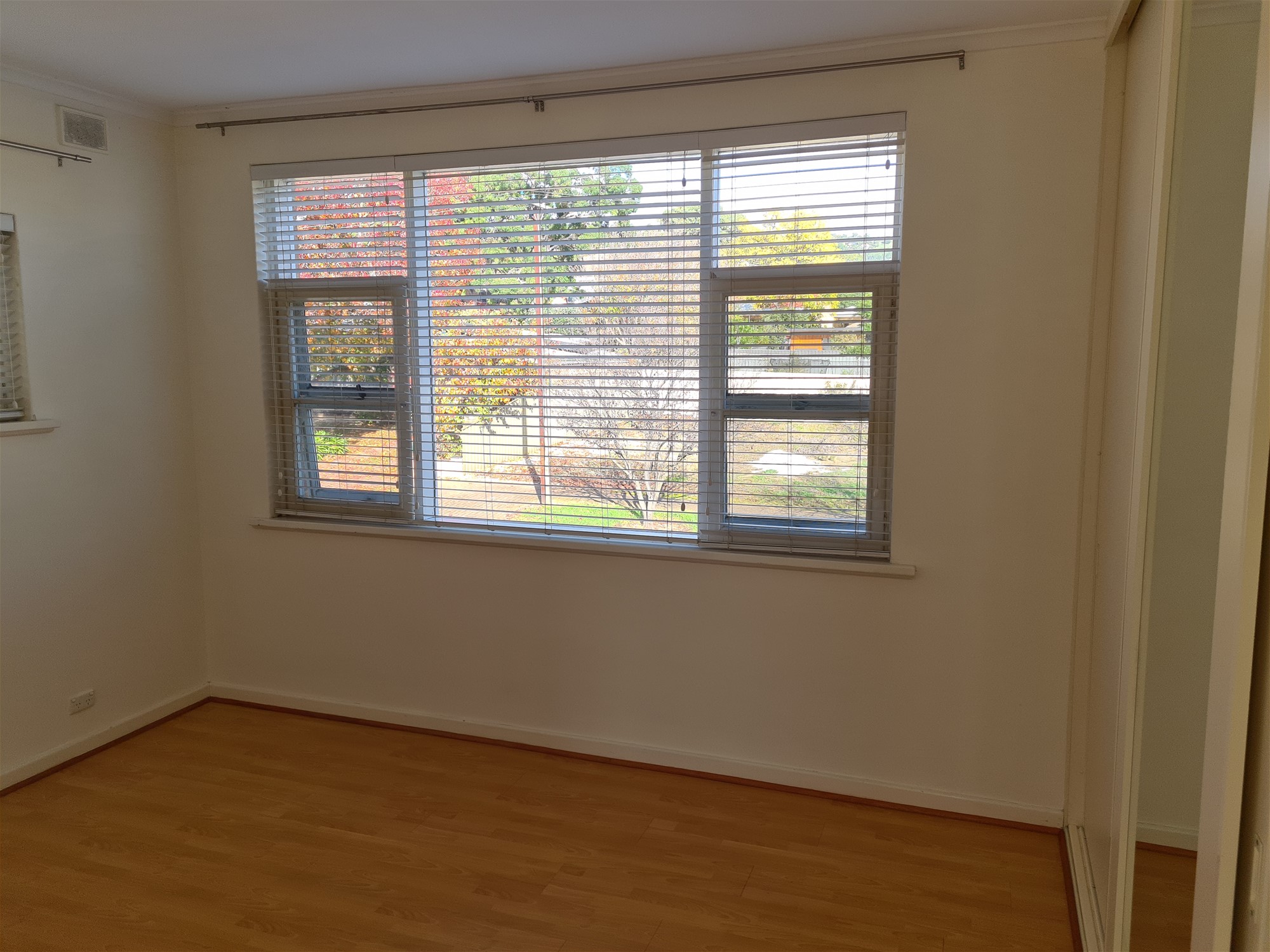 SPACIOUS FIRST FLOOR APARTMENT WITH 11