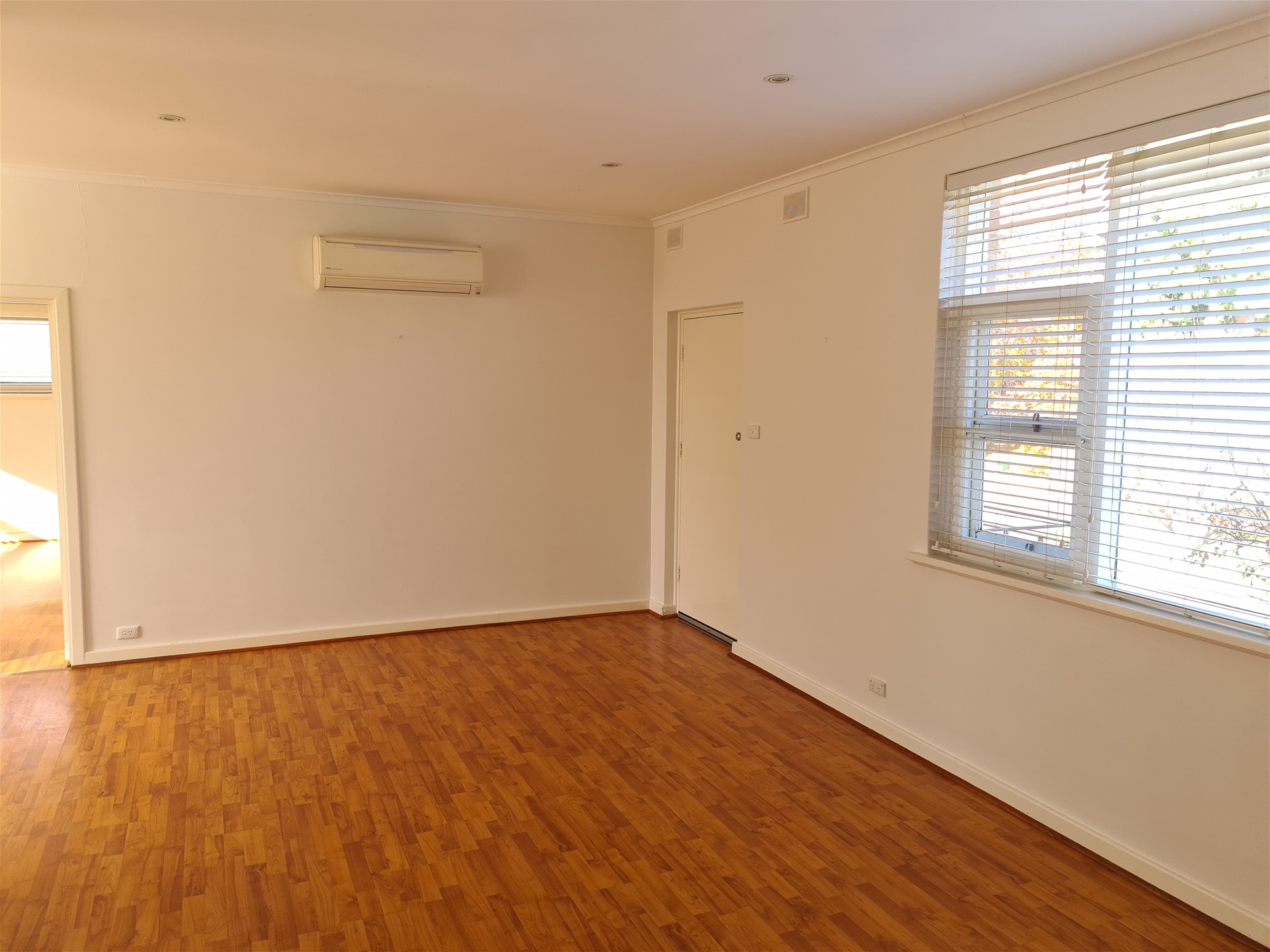 SPACIOUS FIRST FLOOR APARTMENT WITH 6