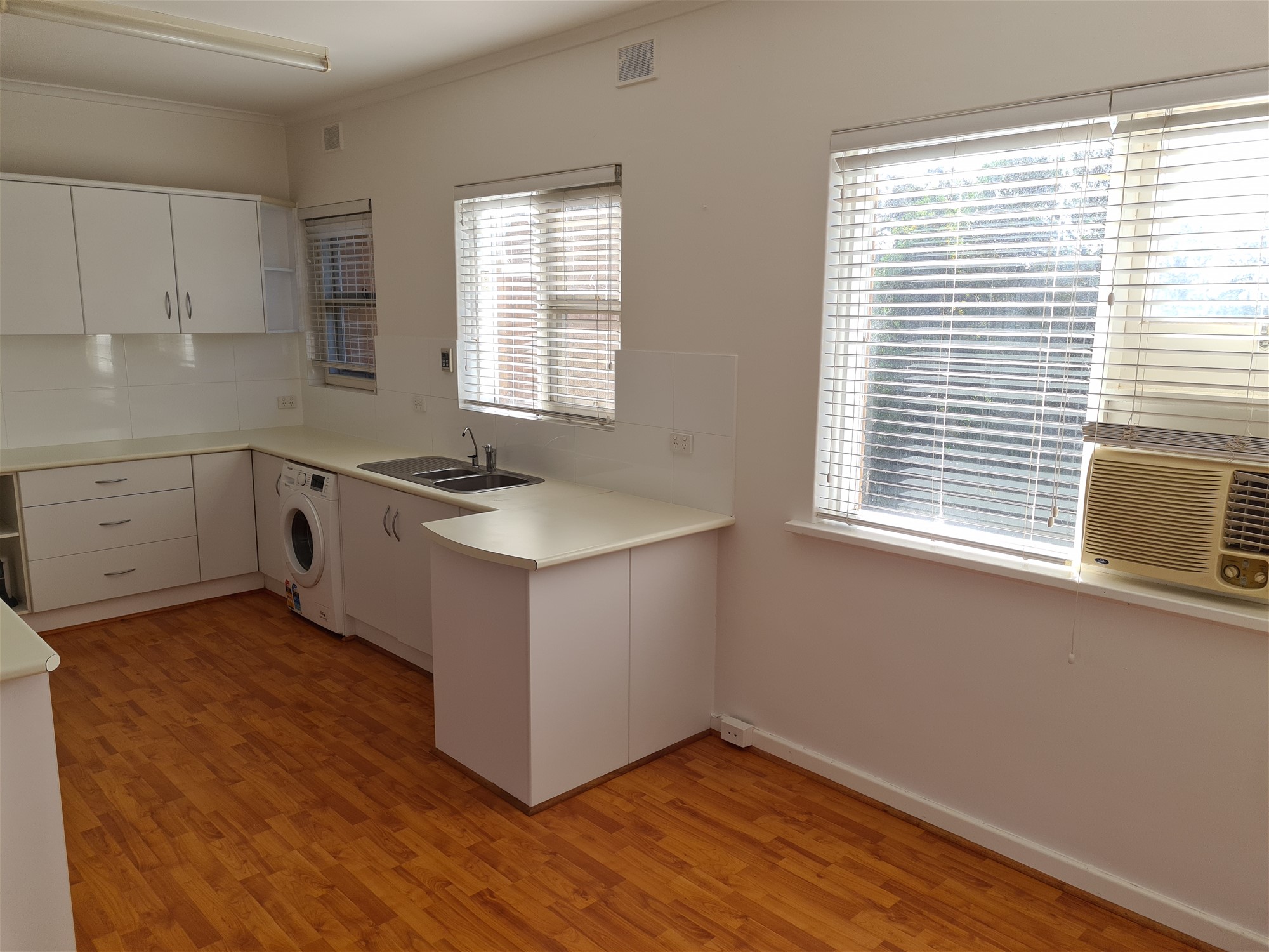 SPACIOUS FIRST FLOOR APARTMENT WITH 9