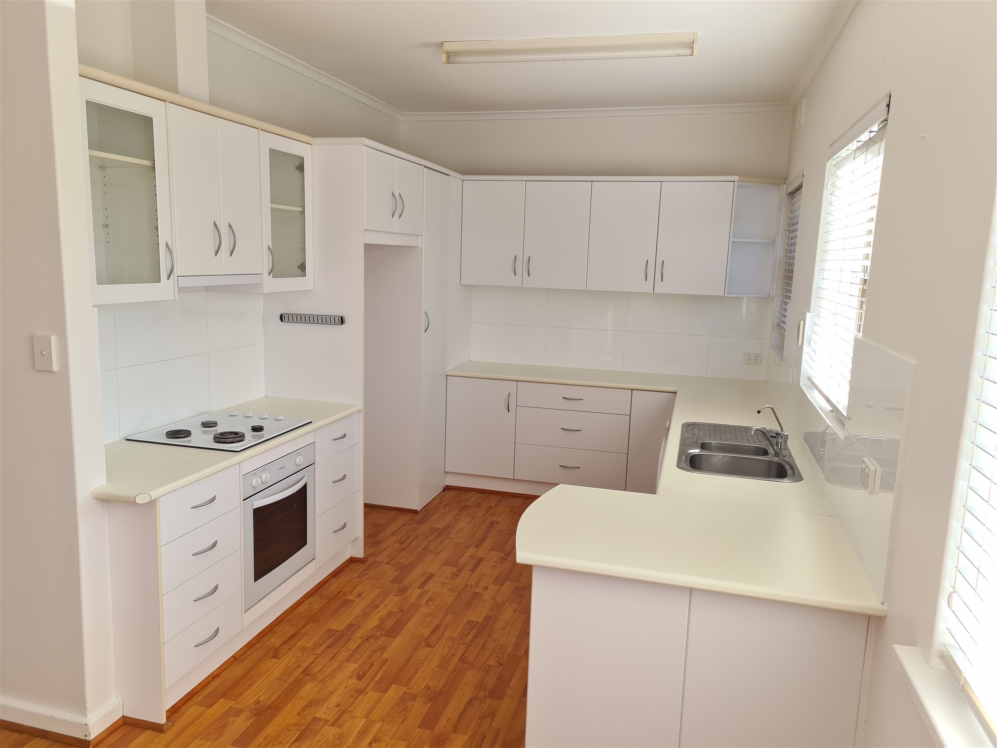 SPACIOUS FIRST FLOOR APARTMENT WITH 8