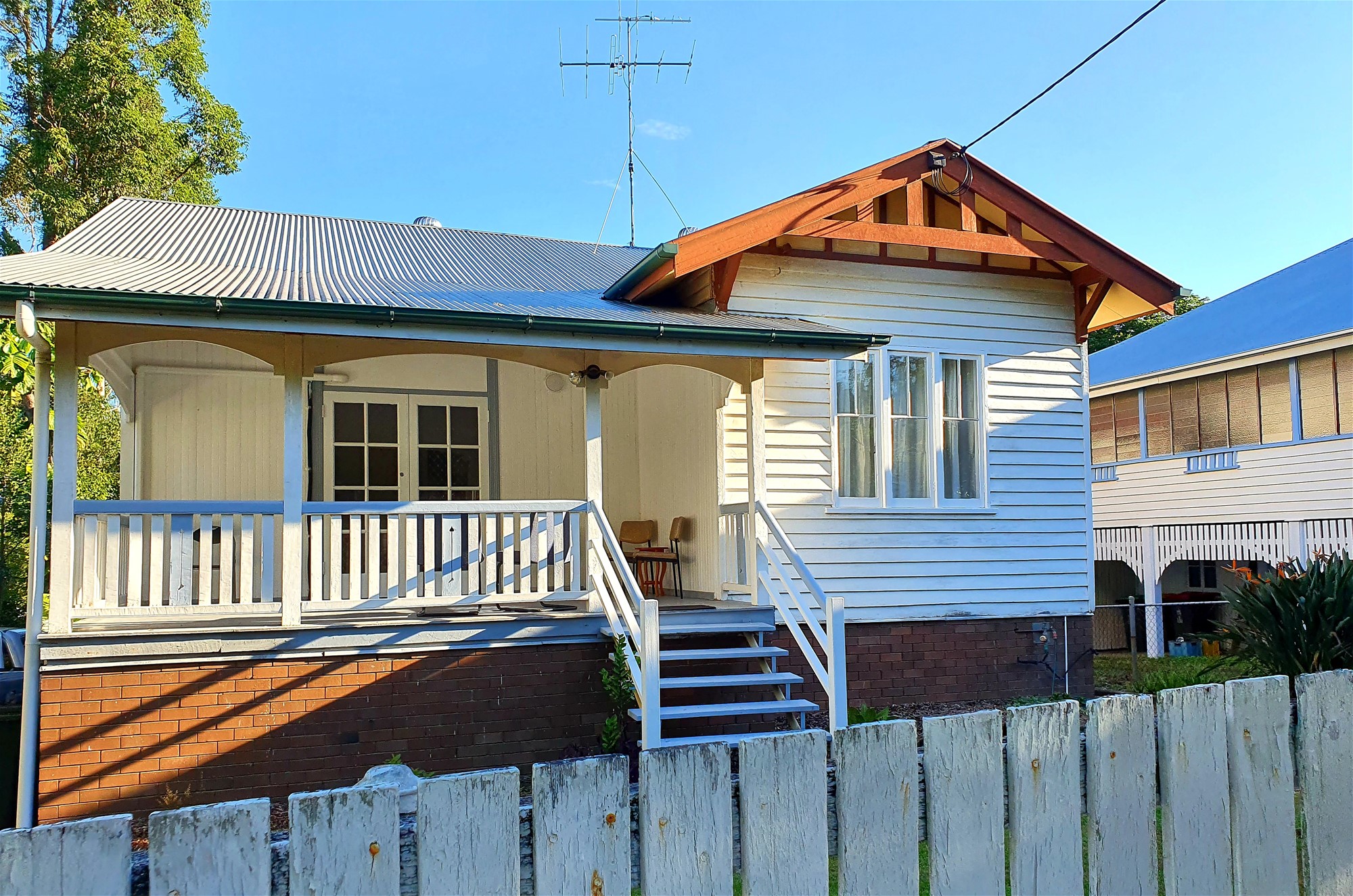Walk to UQ, furnished Queenslander 3