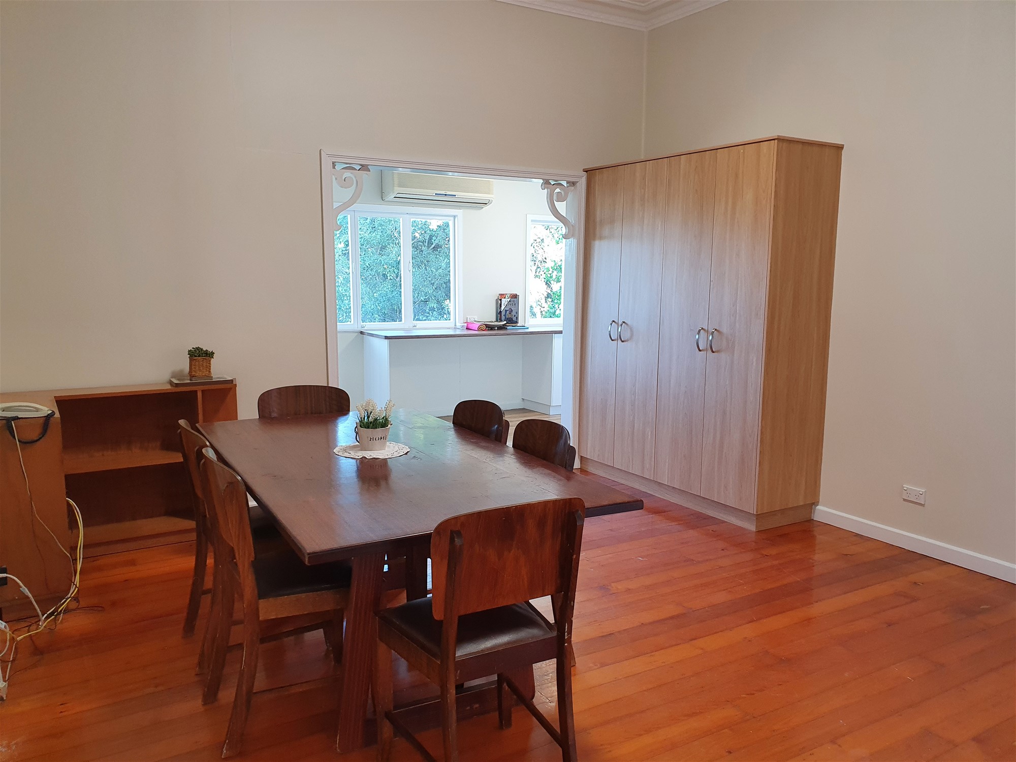 Walk to UQ, furnished Queenslander 4
