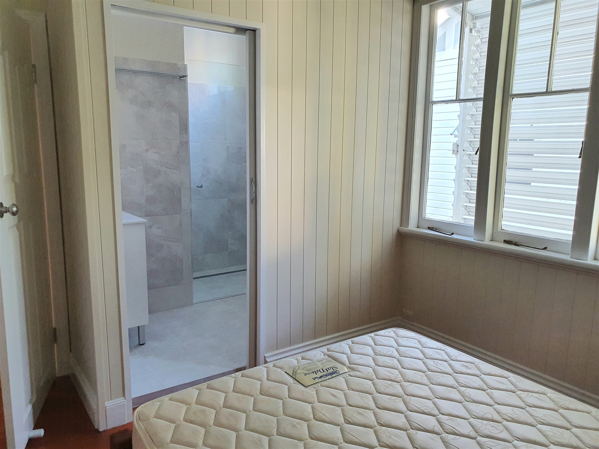 Walk to UQ, furnished Queenslander 7